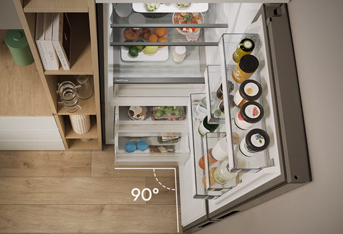 Απεικονίζεται το ψυγείο γεμάτο με τρόφιμα ανοιχτό σε γωνία 90°.